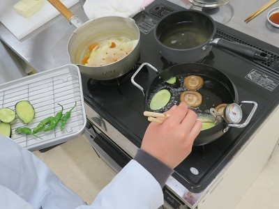 【食物栄養学科】１年生が調理実習で、様々な料理を経験しています