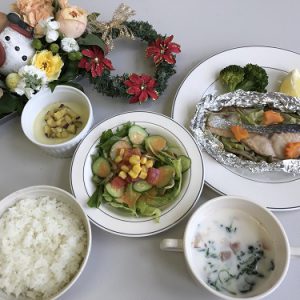 【食物栄養学科】クリスマスメニューの給食実習を行いました。