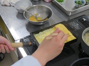 【食物栄養学科】新１年生が調理実習2回目・3回目を行いました。