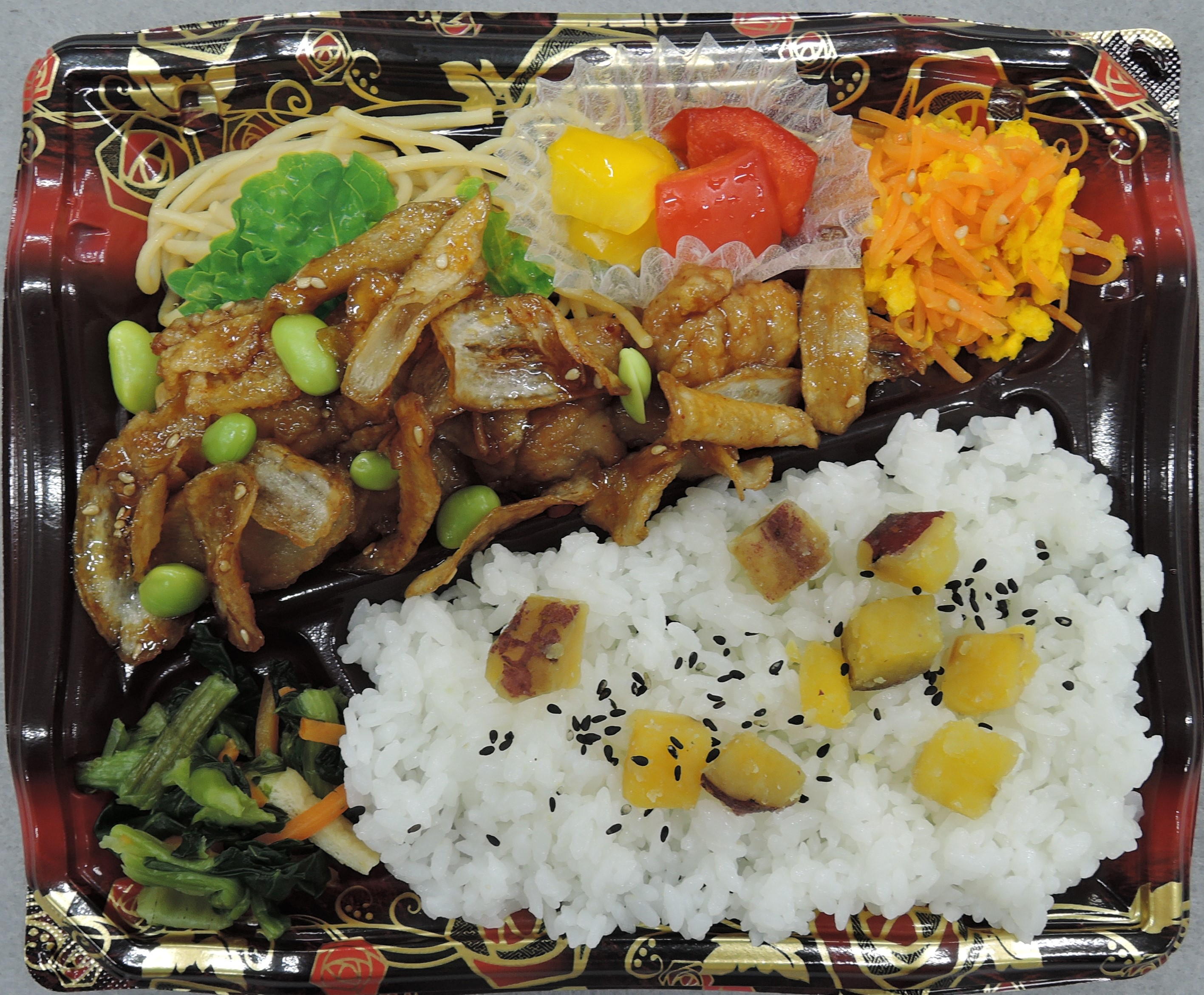 【食物栄養学科】「彩り辛フル 鶏肉とごぼうの甘辛弁当」の販売が始まります！(11/23～)