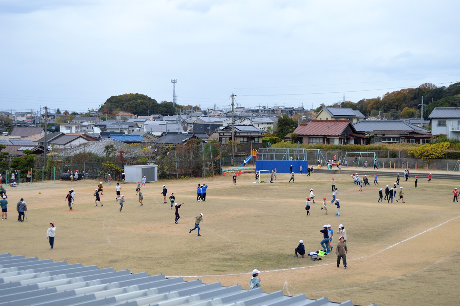 【保育学科】2年生、小学校参与参観で小学生と関わりました！